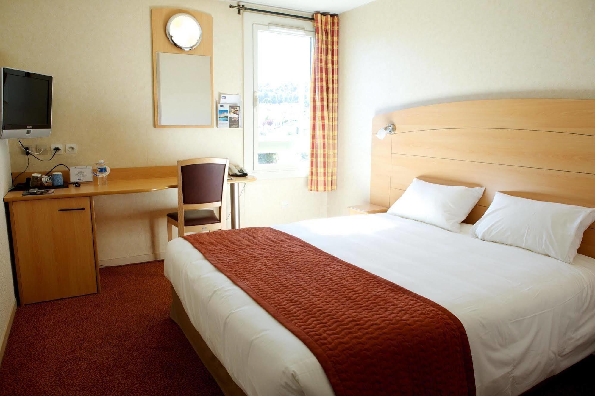 Brit Hotel Marseille Aeroport Mirabeau Zimmer foto